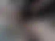 Breve video con jami che viene su uno specchio e si diverte a mangiare il suo budino.