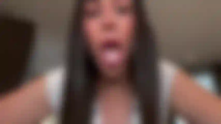 Una gigantessa che ti lecca e ti sputa addosso!