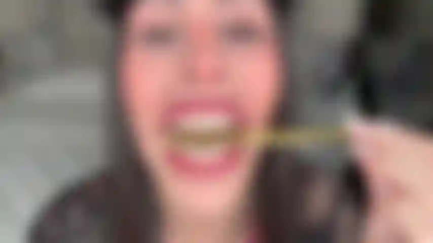 Una gigantessa che morde e lecca la matita!