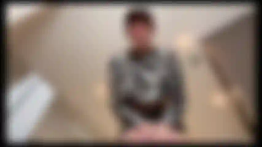 Adoro i piedi e il cazzo della gigantessa finché non vengo!