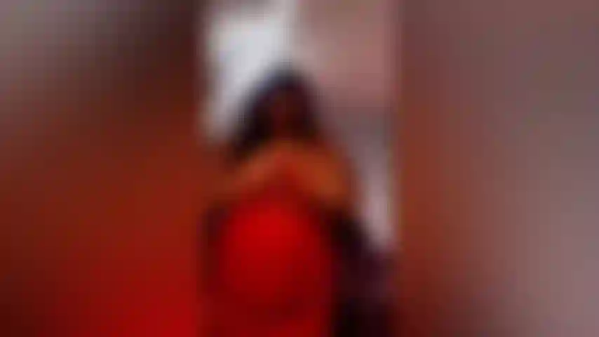 Trina che mette in mostra le curve.