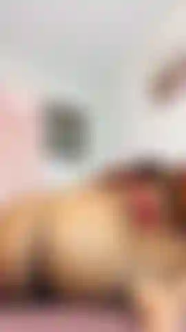 Ebano con un grosso bottino che twerka.