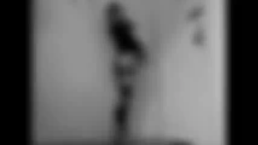 Ballo in salotto con le calze nere.