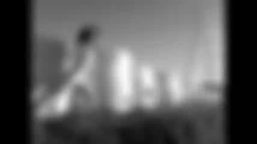 Ballo all'aperto in camicia bianca, calzamaglia bianca, bianco e nero.