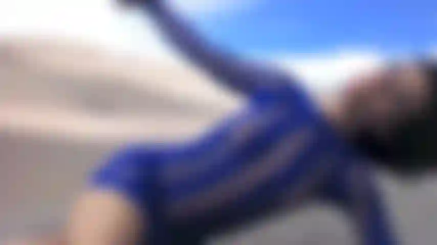 Che balla nel grande parco nazionale delle dune di sabbia in spandex blu.