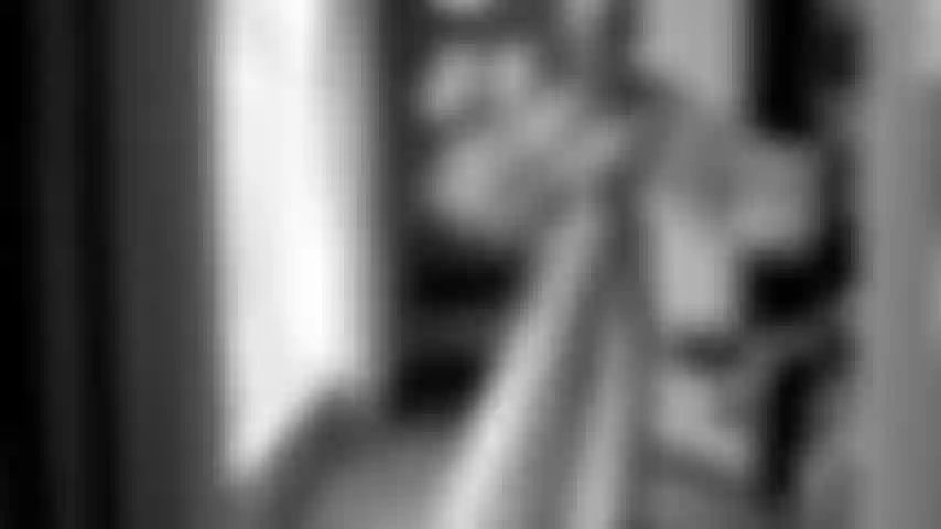 Spogliarello in lingerie nera.