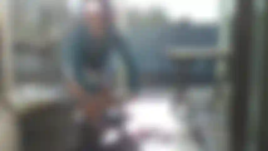 Video d'arte in minigonna argentata, camicia di pizzo, capelli corti, miami.