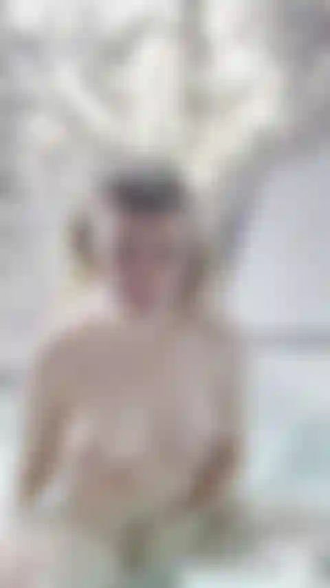 Vengo nella vasca idromassaggio all'aperto in un paese delle meraviglie invernale.