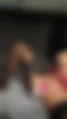 Guardami mentre squirto usando un vibratore.