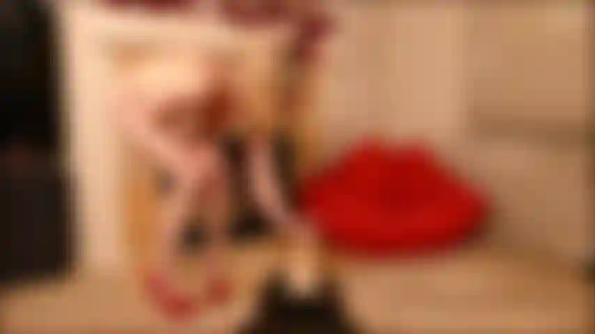 Il mio nuovo giocattolo divertente!! Adoro come mi fa schizzare la figa e arricciarmi le dita dei piedi!! Mmm!!