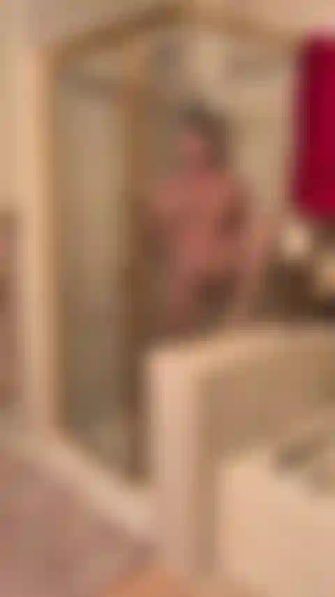 Quando ho sorpreso il mio guardone a spiare e ho fatto a modo mio con lui!! Mmm!! E gli faccio accarezzare il cazzo e venire così forte per me mentre mi guarda...