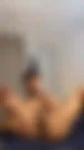 Vengo e mostro il mio buco del culo.