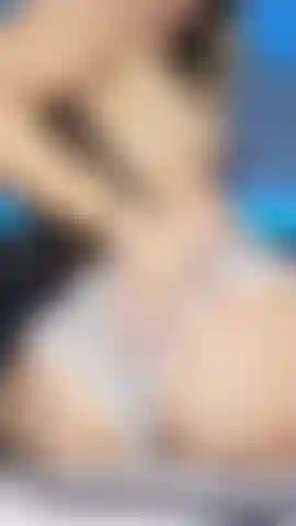 Joi con il culo e i piedi stuzzicanti.