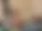 Una scolaretta gioca e viene.