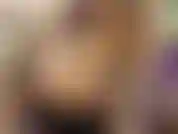 Una ragazza carina giocatrice con un dildo e sperma.