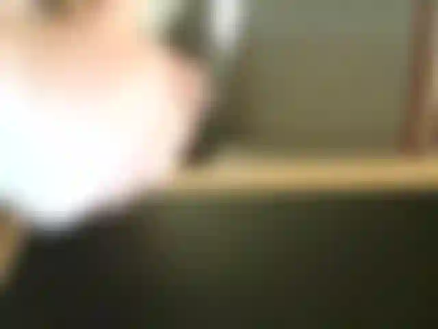 Sto scaricando un'enorme e densa sborrata su tutta la scrivania dei miei amici!!!