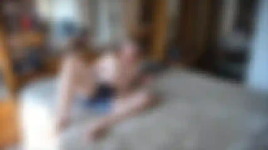 Questo è un video di 20 minuti di me con il culo in aria sul mio letto. Per favore sentiti libero di montarmi mentre ti masturbi! Sono a 4 zampe in attesa di essere montato. Il video è 1920x1080. Indosso la biancheria intima, vedi nell'immagine l'intero video.