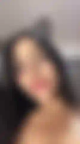 Proprio vicina solo per te! Perditi nei miei occhi, nel mio sorriso e nelle mie dolci reazioni mentre avvicino il viso alla telecamera. Intima, dettagliata e piena di energia avvincente.