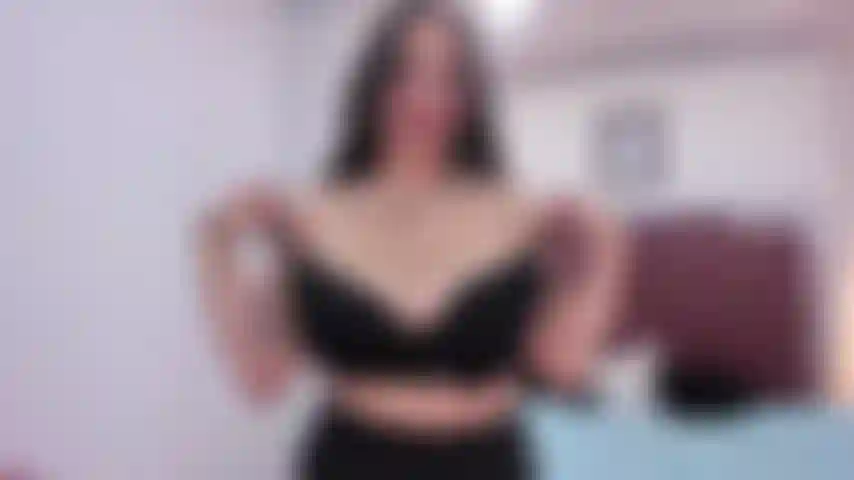 Mi metto un vibratore sulle tette e succhio il vibratore mentre le maturbo con le tette.