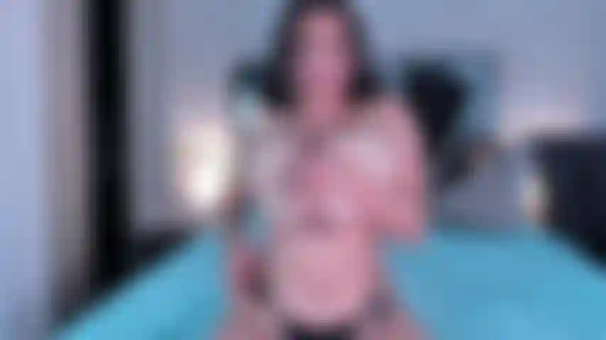 Le mie tette enormi schiacciano il tuo cazzo e ricevono il tuo latte dentro le mie tette.