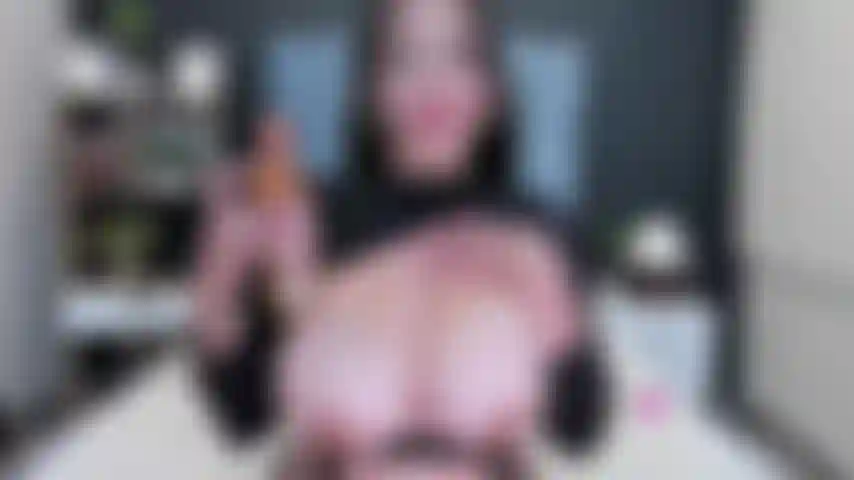 Mi piace che le mie tette mi vedano piena d'olio.