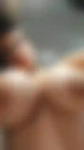 Punto di vista con grandi tette in faccia.