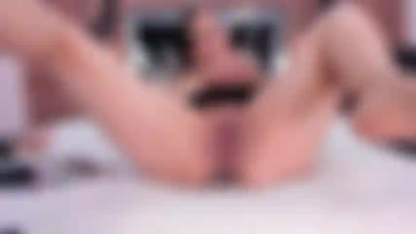 Mi piace avere il mio dildo nel culo e masturbarmi la figa con le dita.