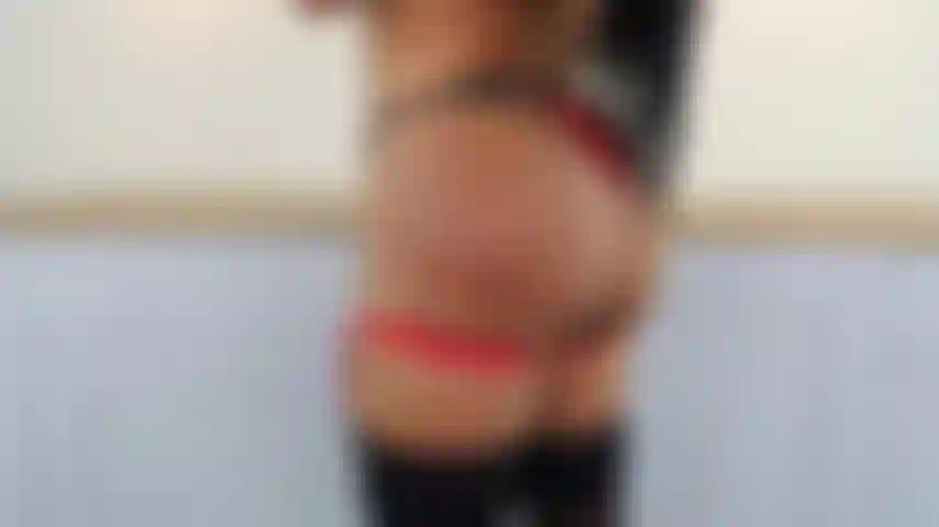 Sexy stuzzicatrice in cucina che mostra le mie grandi tette e il mio bottino.