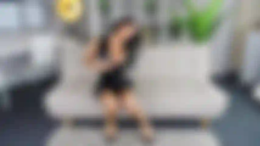 Striscia di vestito in pvc nero che mostra il mio corpo nudo sexy.