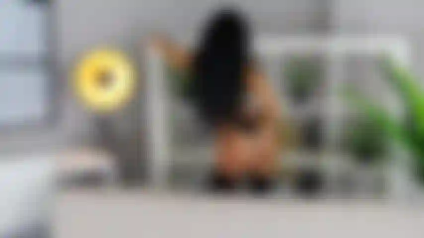 Striscia di lingerie nera sexy.