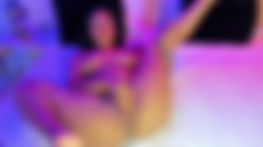 Con le gambe larghe, la figa gocciolante e la voce che trema mentre mi tocco.