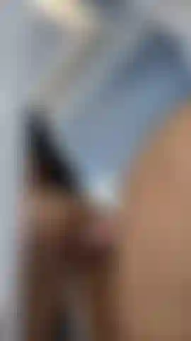 Mi faccio scopare la figa allo specchio.