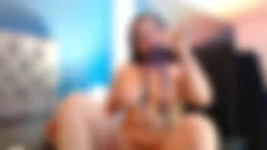 Voglio sentire la tua lingua accarezzare il mio corpo nudo.