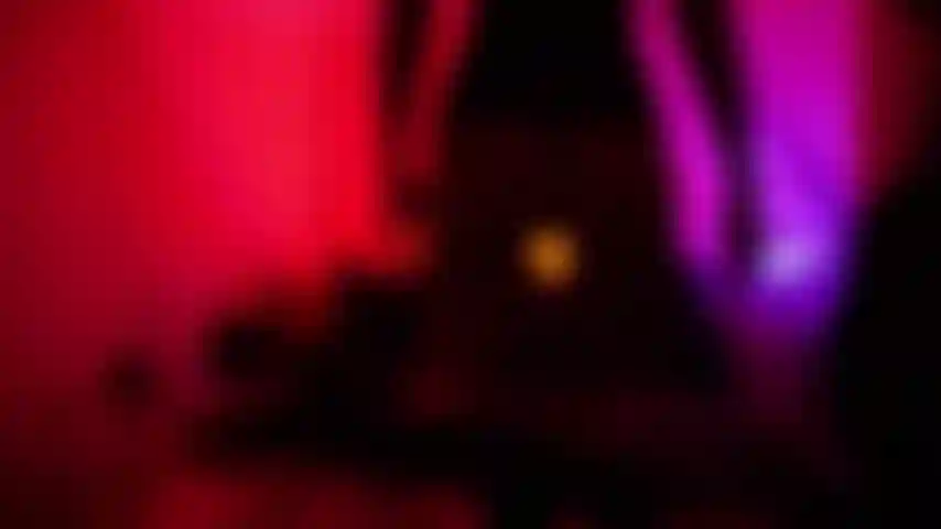 Abbraccia la tentazione, unisciti a me con discrezione.