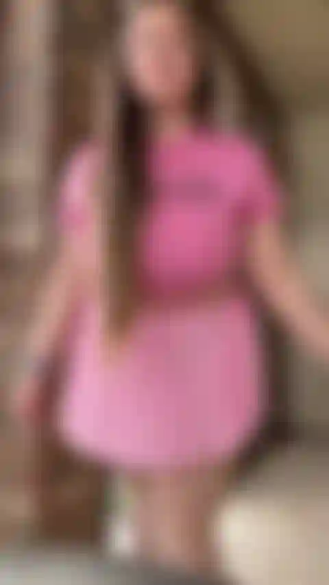 Pawg della porta accanto mostra le sue curve.