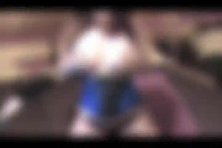 Guardami diventare cattiva indossando i miei stivali alti fino alla coscia e il corsetto in vinile e pizzo per tutto questo video mentre mi scopo la bocca e la figa allo stesso tempo, parlando sporco per tutto il tempo!