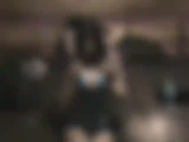 Vestito di lamina blu che prende in giro un giocattolo che scopa.