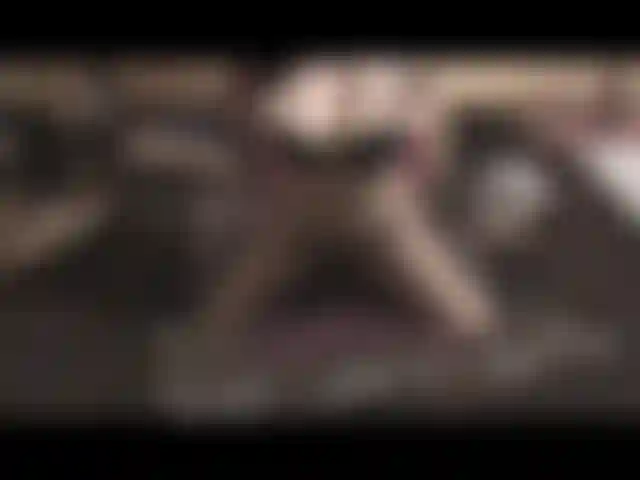 Mi spoglio e squirto per te con primi piani sulla mia figa con piercing.