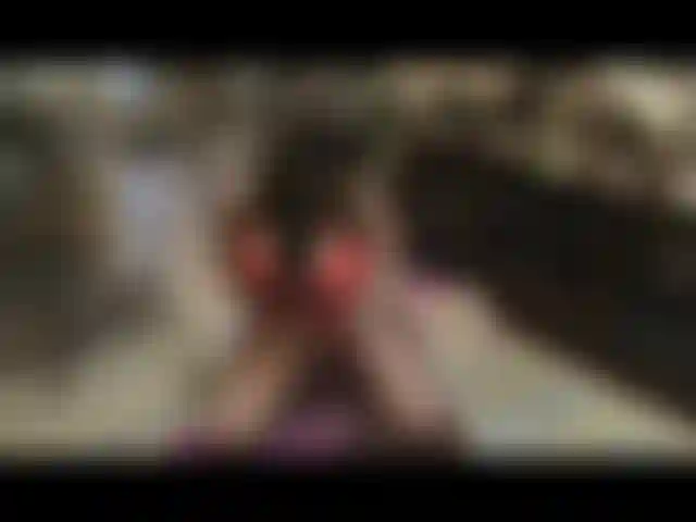 Sotto l'albero di lingerie rossa - squirting micio cazzo.