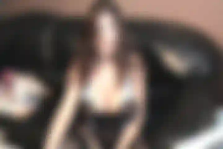 Le persone mi hanno chiesto come far squirtare la loro ragazza. Questo è un video educativo (con primi piani caldi della mia figa con piercing) in cui ti insegno come lo faccio mentre indosso una lingerie sexy.