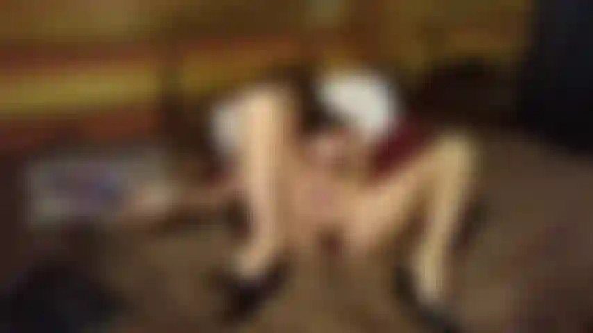 Guardami diventare cattiva con i miei giocattoli e le mutandine sulla schiena, alla pecorina, a cavallo, poi con le gambe indietro. Ohhh sì, così divertente!