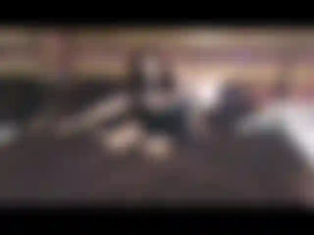 Ti stuzzico con il mio vestitino nero sexy, poi avvolgo le mie labbra attorno al tuo cazzo!