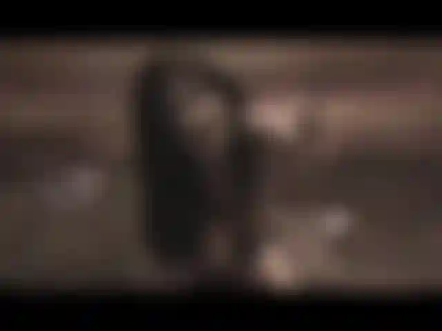 Gioco di clitoride con mutandine rosa.