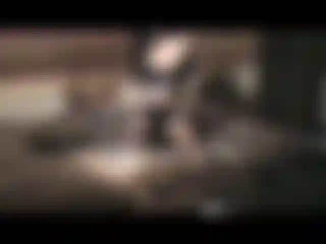 Indosso e gioco con un perizoma nero e tacchi sexy dappertutto, chiacchiere sporche e faccio schizzare la mia figa con piercing con un piccolo gioco di mutandine.