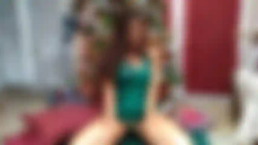 Sborrami scopami sotto il mio albero-giocattolo, cazzo e bj.