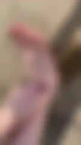 Guardami mentre mi strofino i piedi unti, perdente.