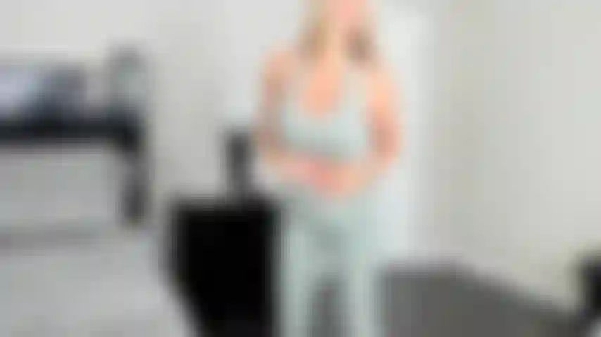 Vieni con me mentre mi dito dopo un allenamento.