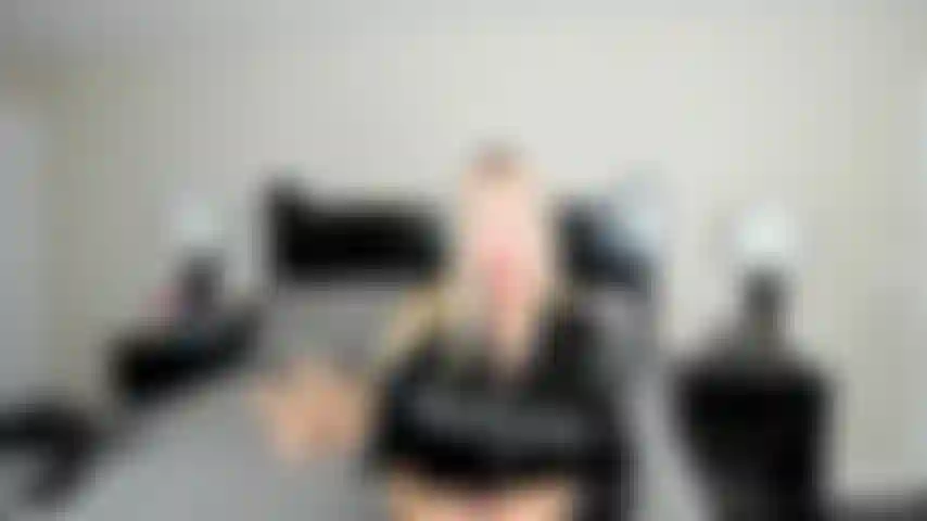 La matrigna dà al figliastro joi (solo).