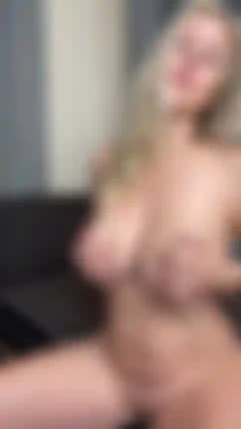 Milf della porta accanto che scopa (solo).