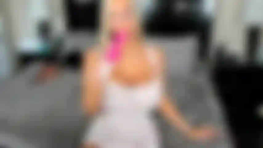 Spiami mentre gioco con il mio nuovo giocattolo.